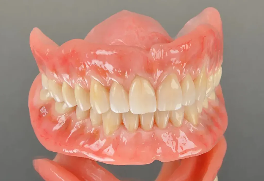 歯茎まで天然に近い最新義歯